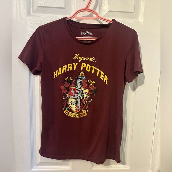 Harry Potter T-shirt Hogwarts Gryffindor relaxed fit crew  collar short sleeve - Picture 1 of 4